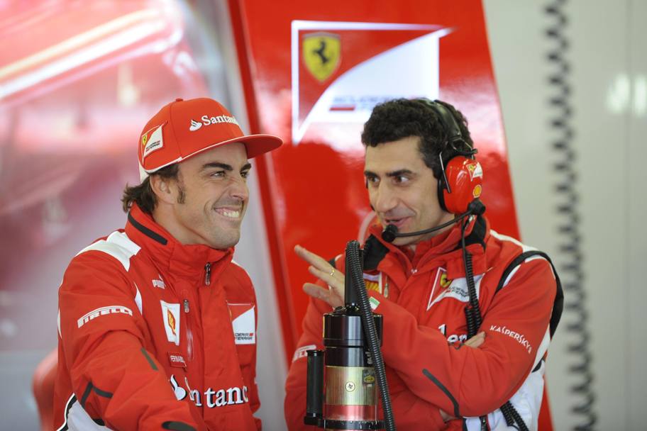 Alonso con Andrea Stella, il suo ingegnere di pista, famoso per i suoi incitamenti e complimenti in italiano via radio. Colombo